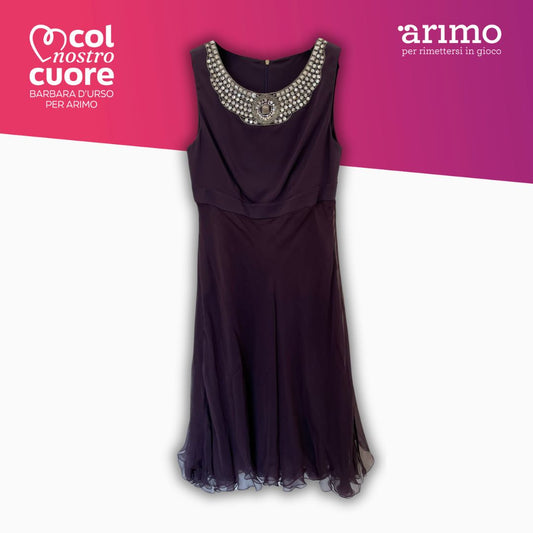 Abito sartoriale color prugna con applicazioni in strass e gonna in chiffon