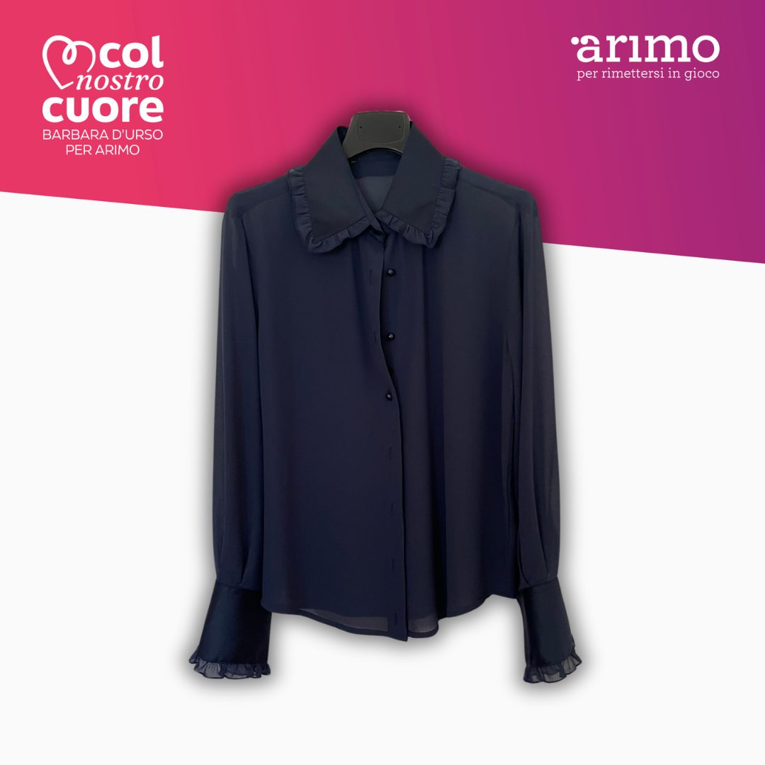 Camicia blu in chiffon con collo e polsini plissettati e cintura